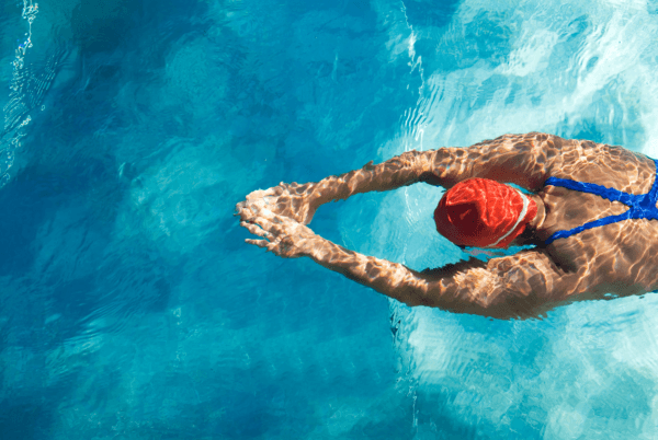 Sådan bliver din svømmetræning både sjov og effektfuld