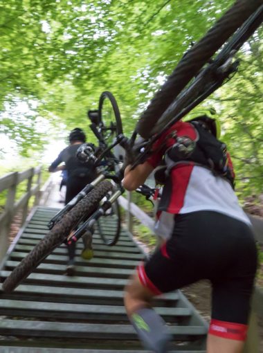 Adventurerace i Aarhus 2 MTB op af trappe
