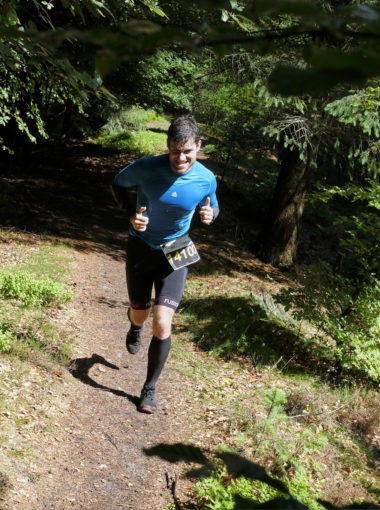 ParadiseTRAIL Mand løber i skov, iført sportstøj